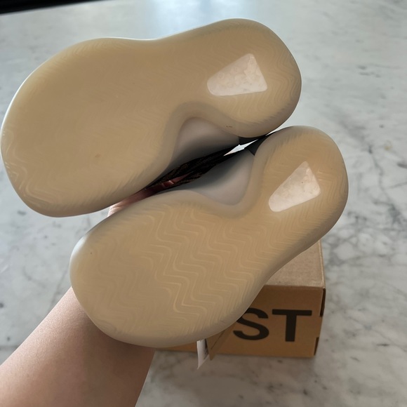 Yeezy Infants Kids QNTM Boost 6.5US New With Tags 23EU Basketball Sneakers - Picture 7 of 9